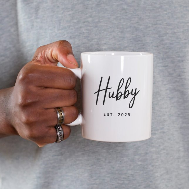 Hubby Black Script Typography Established Year Kaffeetasse (Von Creator hochgeladen)