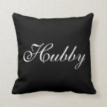 Hubby-Herr Pillow Kissen<br><div class="desc">Dieses schwarze Kissen wird mit extravagantem weißem Skript,  das "Hubby" auf der Front sagt,  und "Herrn" auf dem hinteren verziert und macht es perfekt für die Schatztabelle,  Sofa oder Bett von den Jungvermählten. Verzeichnen Sie unten in einer Liste,  um das koordinierenWifey/die Frau Kissen zu sehen.</div>