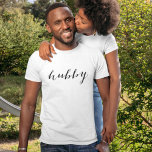 Hubby Modern Black Script White Mens T-Shirt<br><div class="desc">Niedliches und einfaches "hubby" Shirt in einem schicken schwarzen Skript. Hier finden Sie unser passendes "Wifey" Shirt.</div>