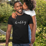 Hubby Modern White Script Black Mens T-Shirt<br><div class="desc">Niedliches und einfaches "hubby"-Shirt in einem modernen weißen Schriftsatz. Hier finden Sie unser passendes "Wifey" Shirt.</div>