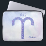 Hübsch Aries Astrologie Signieren Personalisiert L Laptopschutzhülle<br><div class="desc">Diese hübsche,  personalisierte lila und Lavendel Aries Laptop-Hülle zeigt Ihr astrologisches Zeichen aus dem Zodiac in einem schönen Funkeln wie die Sternbilder. Passen Sie dieses niedliche Geschenk mit Ihrem Namen in einem wunderschönen kursiven Skript für jemanden mit einem späten März oder Anfang April Geburtstag.</div>