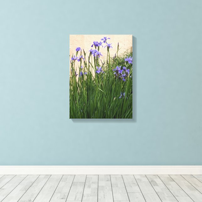 Hübsch Blue Irises Floral Leinwanddruck (Insitu (Holzboden))