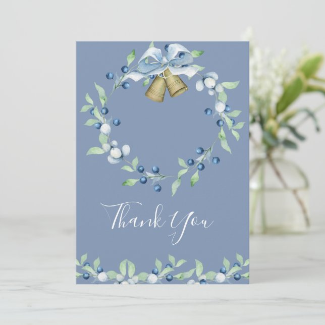 Hübsch Blue Wreath Floral Elegantes Script Hochzei Dankeskarte (Stehend Vorderseite)