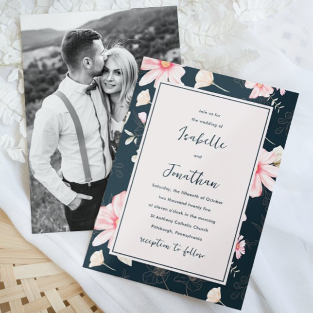 Hübsch Blush Blue Floral Muster Foto Hochzeit Einladung (This pretty blue wedding invitation features whimsical pink flowers and pretty script with one photo)