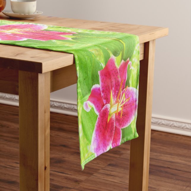 Hübsch Deep Pink Stargazer Liuon on Lime Green Kurzer Tischläufer (Beispiel)