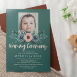 Hübsch Florals | Rosa und grüne Namensverleihung Einladung<br><div class="desc">Einladung zur Namensfeier mit einem Strauß aus rosa und blauen Rose,  die das Foto Ihres schönen kleinen Mädchens umrahmen. Die Namenszeremonie wird in einem großen,  fett handgeschriebenen Schriftart geschrieben. Die Rückseite weist ein nahtloses Muster von Blume und Blätter auf.</div>
