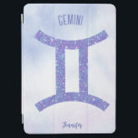 Hübsch Gemini Astrologie Signieren Personalisiert  iPad Air Hülle<br><div class="desc">Dieses hübsche lila und Lavendel Gemini iPad zeigt Ihr astrologisches Zeichen aus dem Zodiac in einem schönen Funkeln wie die Sternbilder. Passen Sie dieses niedliche Astrologie-Symbol mit Ihrem Namen in kursiver Schrift für jemanden an,  der Ende Mai oder Anfang Juni Geburtstag hat.</div>