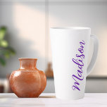 Hübsch Lila Handgeschriebenes Skript für den Namen Milchtasse<br><div class="desc">Eine hübsche personalisierte lila Monogramm Latte-Tasse für ein Mädchen oder Typ,  das einfache,  handgeschriebene Geschenke Liebe. Schönes kursives Drehbuch auf der Flaschenseite,  das Ihren Namen in niedlicher Typografie ausdrückt.</div>