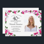 Hübsch Magenta Pink Weißes Foto 40. Geburtstag Einladung<br><div class="desc">Ein eleganter Rahmen aus Aquarellfarben-Stiefmütterchen umgibt Ihre 40. Geburtstagsdetails und Ihr Foto im Party. Die helle und farbenfrohe Magenta, die rosa und weiße Blüte ist perfekt für einen Frühling- oder Sommergeburtstag. Der gesamte Text ist editierbar, sodass Sie genau das richtige Bild erstellen können. Die Rückseite der Einladung ist ein knuspriges...</div>