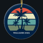 Hübsch Palm Tree Blue Beach House Custom Christmas Keramik Ornament<br><div class="desc">Niedliche Weihnachtsschmuck für ein Strandhaus oder einen Inselurlaub am Meer.Mit wunderschönen Palmen vor einem hübschen Sonnenuntergang im Ozean in tiefblauem Blau. Perfekte Geschenke für eine Zuhause am Meer.</div>