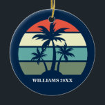 Hübsch Palm Tree Blue Beach House Custom Christmas Keramik Ornament<br><div class="desc">Niedliche Weihnachtsschmuck für ein Strandhaus oder einen Inselurlaub am Meer.Mit wunderschönen Palmen vor einem hübschen Sonnenuntergang im Ozean in tiefblauem Blau. Perfekte Geschenke für eine Zuhause am Meer.</div>