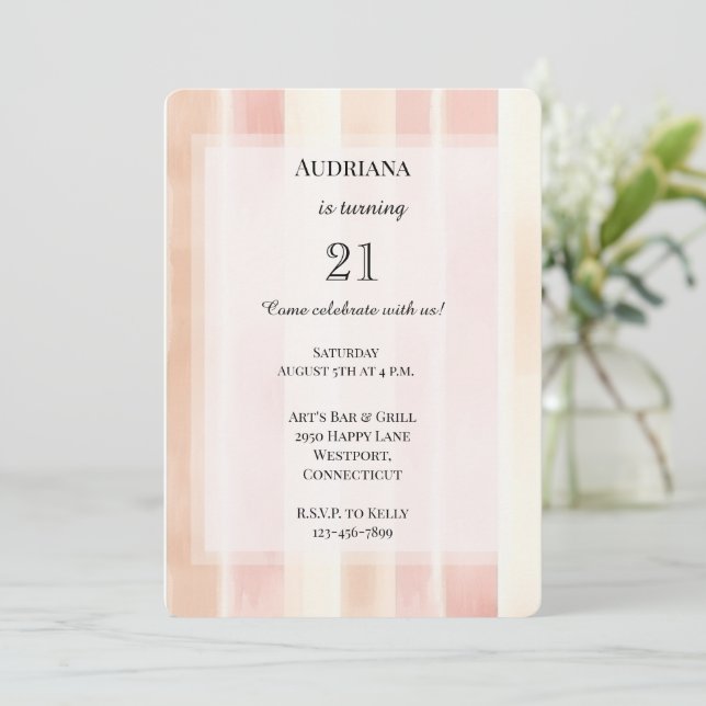 Hübsch Peach Pink Creme Streifen Geburtstag Einladung (Stehend Vorderseite)