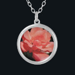 Hübsch Pfirsiche Rosa Rose Versilberte Kette<br><div class="desc">Peach Pink Rose Schönes Foto einer peachy rosa Rose von der Künstlerin Sandra Marie Closs. Fügen Sie Ihren eigenen Text, Namen oder Monogramm hinzu, um das perfekte Produkt für jeden Anlass zu erstellen. Hochzeit, Brautparty Garten Party, Beileid , Geburtstag, Babydusche, jede Feier oder einfach nur um Ihren Tag ein wenig...</div>