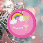 Hübsch Pink Ballerina Blonde Girl Monogram Kids Keramik Ornament<br><div class="desc">Dieses schöne,  rosa Ballett Weihnachtsschmuck zeigt ein lächelndes blondes Ballerina-Mädchen in rosa stehend vor einem hübschen Regenbogen. Personalisieren Sie Ihre persönlichen Daten mit dem Namen Ihres Kindes.</div>
