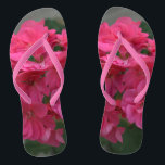 Hübsch Pink Rose Geranium Flip Flops<br><div class="desc">Hübsche Rose Geranium Frauenrosa Blumenwelt Flip Flops. Ideal für alle, die Blume und Natur Lieben. Mit rosa Slim Rippen und weißem Fußbett. Günstige Geschenke für Hochzeitsfeier für Hochzeiten in Urlaubsort am Strand, für Sommerspass am Strand, Ferien oder zu jeder Zeit. Siehe Optionen für Wide Straps. Original Fotografie von TamiraZDesign. Besuchen...</div>