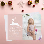Hübsch Pink Weihnachts Rentier Chic Foto Urlaub Postkarte<br><div class="desc">Ein eleganter weißer Hirsch springt über die Weihnachtsworte... ... ... ... ... ... ... ... ... ... ... ... ... ... ... ... ... ... ... ... ... ... ... ... ... ... ... ... ... ... ... ... ... ... ... ... ... ... ... ... ... ... ... ......</div>