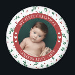 Hübsch Red Berry Pattern Baby's First Christmas Magnet<br><div class="desc">Hübscher Baby's erster Weihnachtsmagnet mit einem runden Foto Ihres Babys mit gekrümmtem Foto und hübschem roten Beeren- und Grünmuster und niedlichen Herzen. Gib deinem Kühlschrank eine festliche Touch mit dem ersten Weihnachtsmagneten dieses Babys,  personalisiert mit dem Namen und Foto deines Freudenbündels!</div>