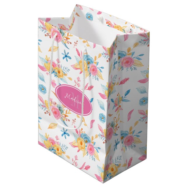 Hübsch rosa Blumenmuster Mit Monogramm Mittlere Geschenktüte (Vorderseite Schrägansicht)