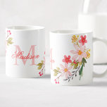 Hübsch rosa Farbe Blütenfarben, benutzerdefinierte Kaffeetasse<br><div class="desc">Eine schöne pinkfarbene Handgemälde Aquarellblütenbilderzeichnung auf einer Tasse mit eigenem personalisierten Monogramm und Namen.</div>