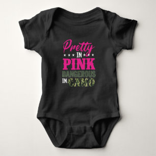 Hübsch rosa gefährliches Jagdtier der Camouflage Baby Strampler