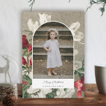 Hübsch Rustikale Winter Florals Foto Arte e e Cult Feiertagskarte<br><div class="desc">Diese schöne Urlaubsfotokarte zeichnet sich durch ein Design von bemalten Blume (Apfelblüten) in Rot, Weiß und Grün aus, die über einen prallen Hintergrund verteilt sind. Ihr Foto sticht in einem bogenförmigen Rahmen hervor. Einfach zu personalisieren für stilvolle Karten zu verschicken an Familie und Freunde! Die Rückseite enthält mehr Vorlagen für...</div>
