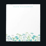 Hübsch Türkis blaues Wasserfarbenfloral mit Namen Notizblock<br><div class="desc">Schöne Aquarellmalerei mit zarten Blumen in türkisblau,  personalisiert mit Ihrem Namen.</div>