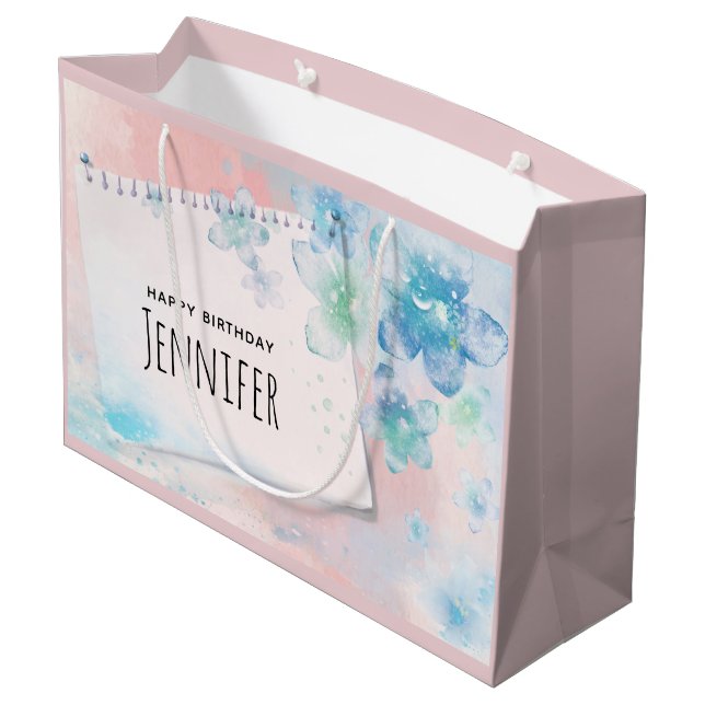 Hübsche blaue Blumen auf rosa Hintergrund Geburtst Große Geschenktüte (Rückseite Schrägansicht)