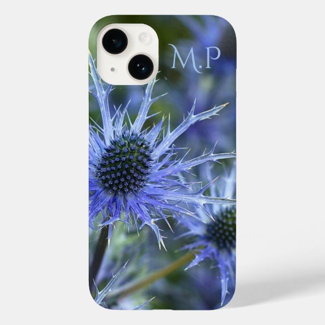 Hübsche Blaue See-Holly-Distel-Monogramm Case-Mate iPhone 14 Hülle (Rückseite)