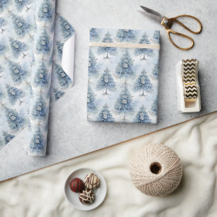Hübsche blaue Weihnachtsbäume und Weihnachtssterne Geschenkpapier
