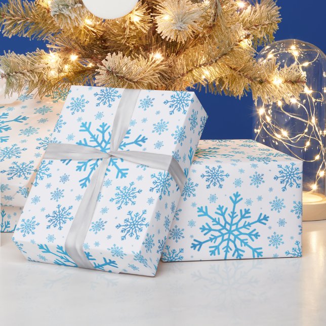 Hübsche Blaue Weihnachtsschneeflocken im Winter Geschenkpapier (Feiertage)