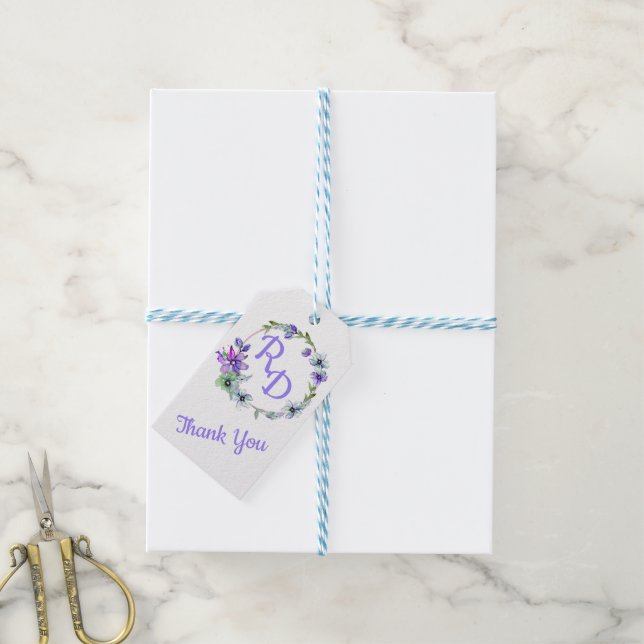 Hübsche Blumenzeremonie Mit Monogramm Hochzeit Geschenkanhänger (Mit Garn)