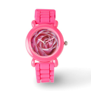 Hübsche Blurwassertropfen auf rosa Rosenblätter Ku Armbanduhr
