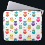 Hübsche bunte Regenbogen-Eulen-Muster-Tween-Kinder Laptopschutzhülle<br><div class="desc">Entzückende Kinder und Teenager-bunte Regenbogen-Eule kopieren Laptopkasten. Hübsches helles und buntes Eulenmuster kennzeichnet weißen Hintergrund mit mehrfarbigen Eulen und Herzen. Aquamarines,  rosa,  lila,  orange,  gelbes,  grünes Rot und Blau färbten Eulen. Themenorientierte Geschenke der entzückenden Eule für Kinder und liebevolle Tweens und Erwachsene der Eule.</div>