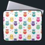 Hübsche bunte Regenbogen-Eulen-Muster-Tween-Kinder Laptopschutzhülle<br><div class="desc">Entzückende Kinder und Teenager-bunte Regenbogen-Eule kopieren Laptopkasten. Hübsches helles und buntes Eulenmuster kennzeichnet weißen Hintergrund mit mehrfarbigen Eulen und Herzen. Aquamarines,  rosa,  lila,  orange,  gelbes,  grünes Rot und Blau färbten Eulen. Themenorientierte Geschenke der entzückenden Eule für Kinder und liebevolle Tweens und Erwachsene der Eule.</div>