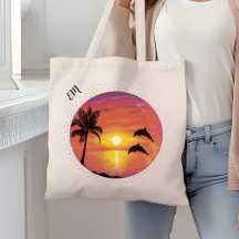 Hübsche Delphine spielen bei den Sonnenuntergang