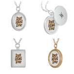 Hübsche einzigartige Typografie Beste Mama je Versilberte Kette<br><div class="desc">Verzieren Sie sie mit Eleganz mit unserer atemberaubenden Best Mama Ever Halskette. Ein moderner Akt eines klassischen Geschenks,  es ist eine schöne Art,  sie am Muttertag zu feiern.</div>