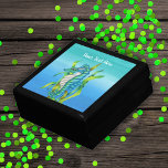 Hübsche Fantasy Seepferd Algen Schatten von Blau Erinnerungskiste<br><div class="desc">Diese Geschenkboxen für Schmuckstücke,  Schmuck oder Geschenke hat ein hübsches Fantasy-Seepferd in Aquablau mit weißem Magen,  der grüne Algen auf einem Wasser-Hintergrund in Blautönen hält. Passen Sie Ihren Text mit der Vorlage an.</div>