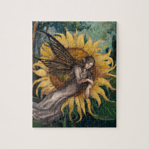 Hübsche Fee, die auf einer Sonnenblume schläft