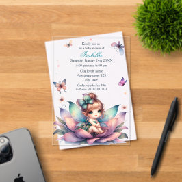Hübsche Fee sitzt in der Blumenshow zur Babyparty Acryleinladungen