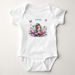 Hübsche Fee sitzt in einer Blume Baby Strampler