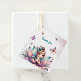 Hübsche Fee sitzt in einer Blume Geschenkanhänger