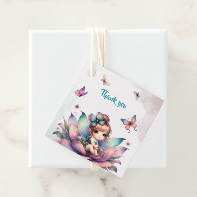 Hübsche Fee sitzt in einer Blume Geschenkanhänger (Beispiel)