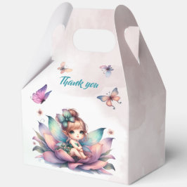Hübsche Fee sitzt in einer Blume Geschenkschachtel