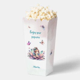 Hübsche Fee sitzt in einer Blume Geschenkschachtel