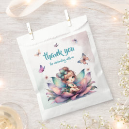 Hübsche Fee sitzt in einer Blume Geschenktütchen