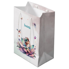 Hübsche Fee sitzt in einer Blume Mittlere Geschenktüte