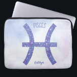 Hübsche Fische Astrologie Signieren Personalisiert Laptopschutzhülle<br><div class="desc">Dieser hübsche,  personalisierte lila und Lavendel Pisces Laptop-Ärmel zeigt Ihr astrologisches Zeichen aus dem Zodiac in einem schönen Funkeln wie die Sternbilder. Passen Sie dieses niedliche Astrologie-Geschenk mit Ihrem Namen in Kursivschrift für jemanden mit einem Geburtstag Ende Februar oder frühen März an.</div>