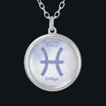 Hübsche Fische Astrologie Signieren Personalisiert Versilberte Kette<br><div class="desc">Diese hübsche lila und Lavendelhalskette von Pisces weist Ihr astrologisches Zeichen aus dem Zodiac in einem schönen Funkeln wie die Sternbilder auf. Passen Sie dieses niedliche Geschenk mit Ihrem Namen in kursiver Schrift für jemanden mit einem Geburtstag Ende Februar oder frühen März an.</div>