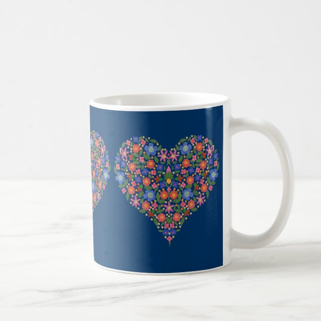 Hübsche Folklorekunst Blumenherz auf blauer Tasse (Rechts)