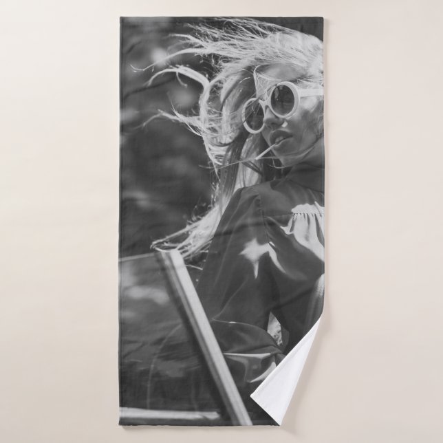 Hübsche Frau in einem Cabrio Badehandtuch (Badehandtuch)